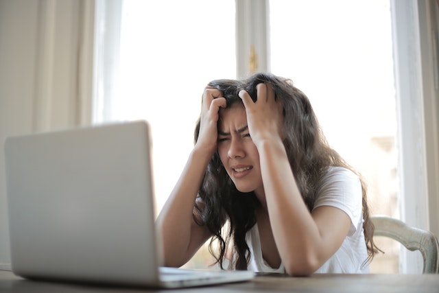 Femme en stress devant son ordinateur